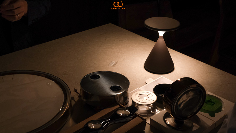 Đặt một chiếc đèn bàn nhỏ trên bàn để tăng thêm ánh sáng mà không chiếm quá nhiều diện tích